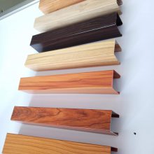 定制50×100×0.8木紋熱轉印鋁方通 規格、優勢與應用場景全面解析